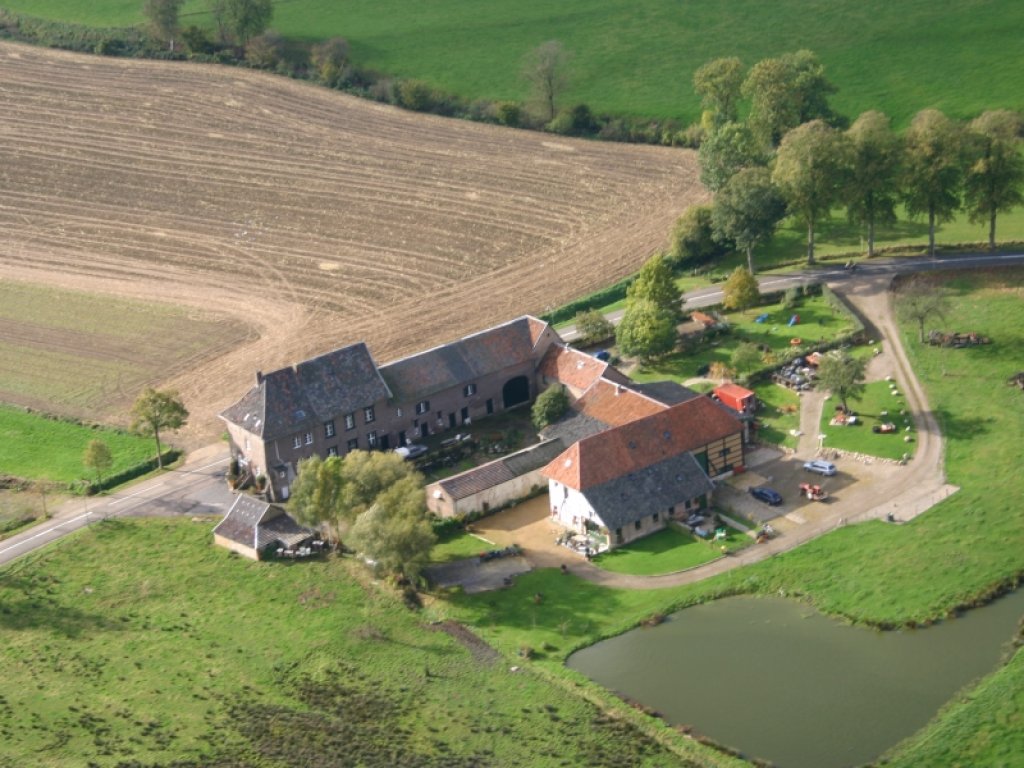 Luchtfoto van Hoeve Einrade tussen de velden.